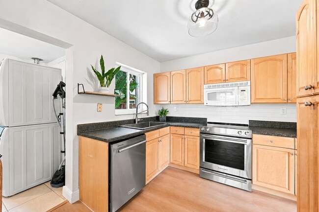 Photo - 351 SW 13th St