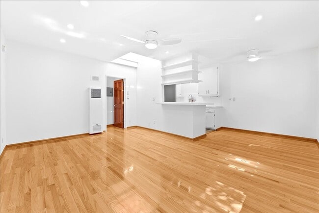 Building Photo - 1739 Washington Way Unit 05