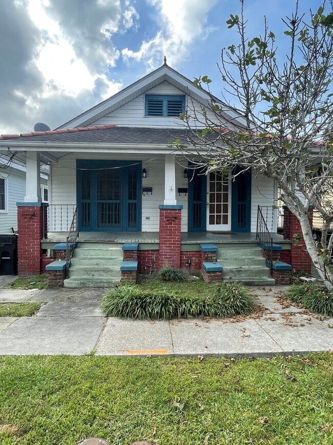 Building Photo - 2BD/1BA Shotgun w/ Huge Sunroom and Backyard