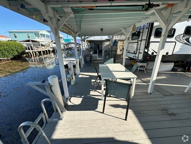 Building Photo - 6099 Overseas Hwy Rental