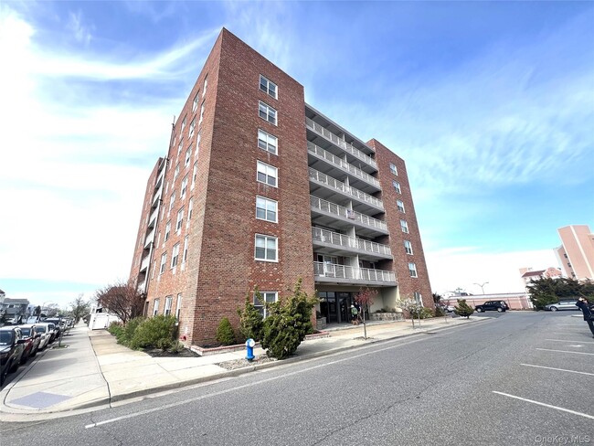 Building Photo - 855 E Broadway Unit 6G