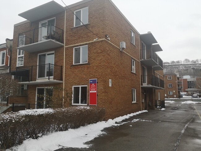 Building Photo - 162 Young St Unit 3