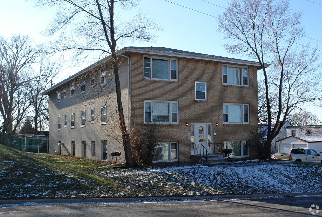 Photo - 940-950 39th Ave NE Apartments