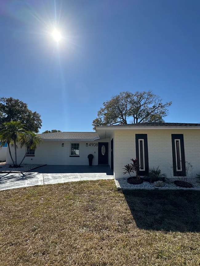 Building Photo - Newly Renovated 4BR / 2BA Pool Home with Fully Fenced Backyard!