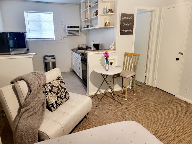 Photo - 909 Riviera St