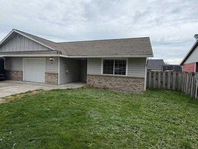 Building Photo - Large 2 Bedroom with Fenced Yard!