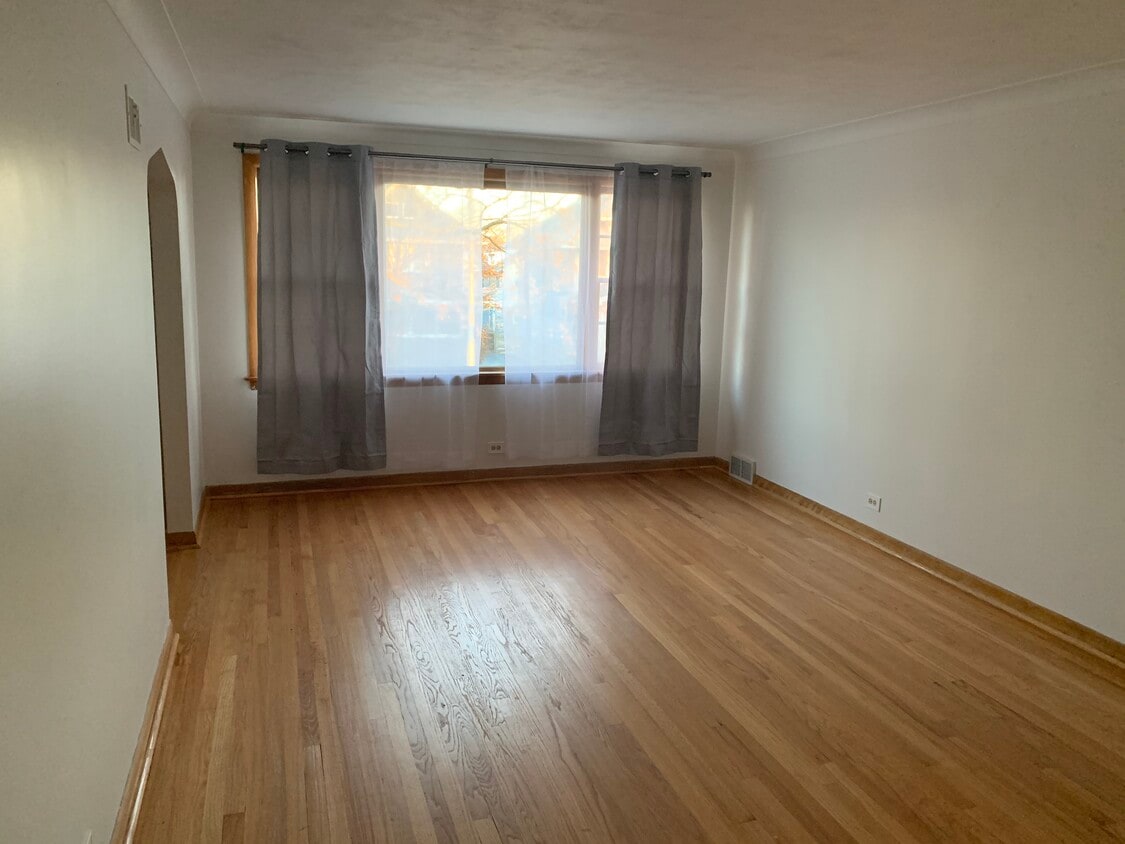 living room - 829 Lathrop Ave (Forest Park, IL)