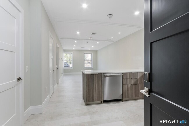 Building Photo - 1990 Bronson Rd Unit #4