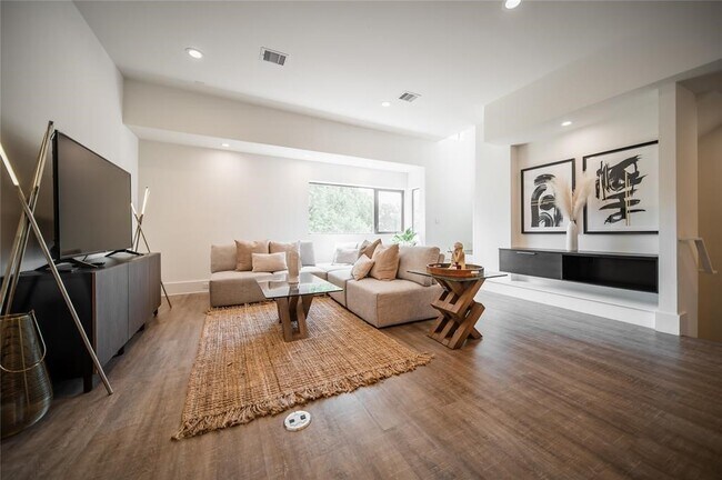 Photo - 2212 Francis St