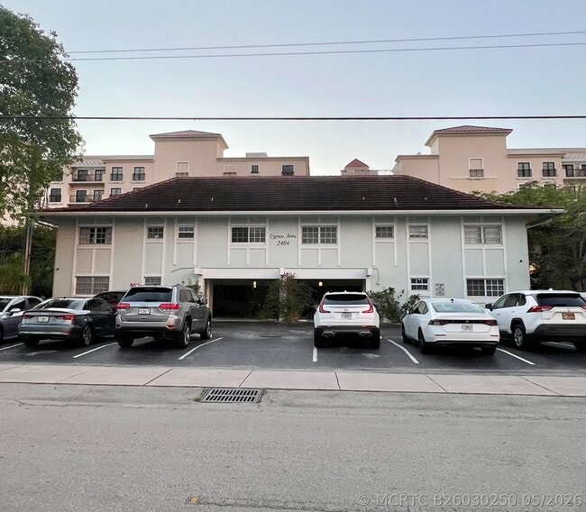 Building Photo - 2404 NE 33rd Ave Unit 12