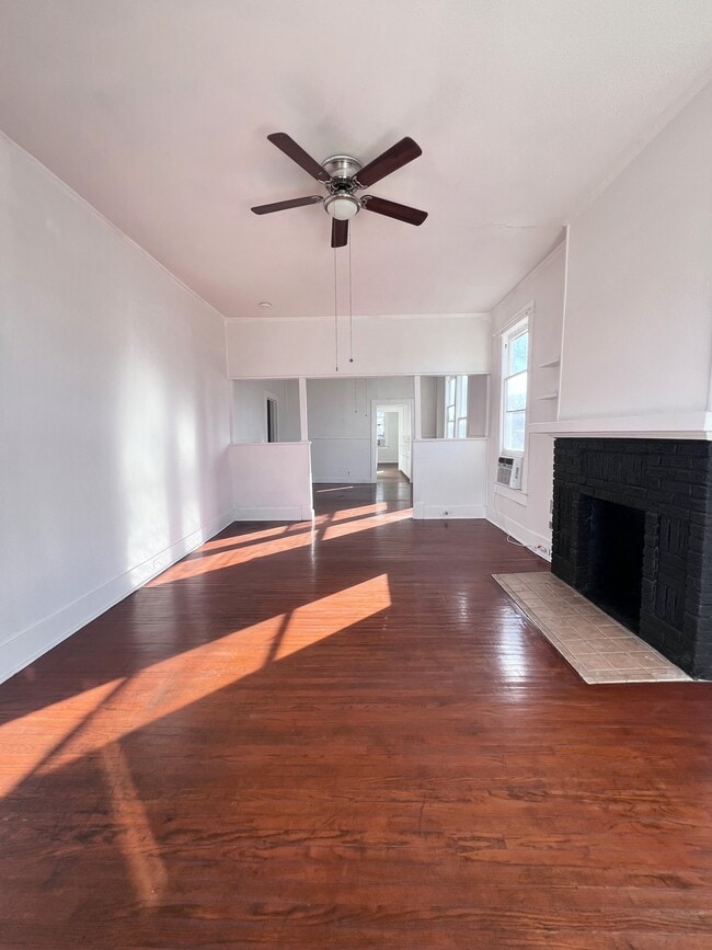 Living room - 420 W Magnolia Ave Unit 4