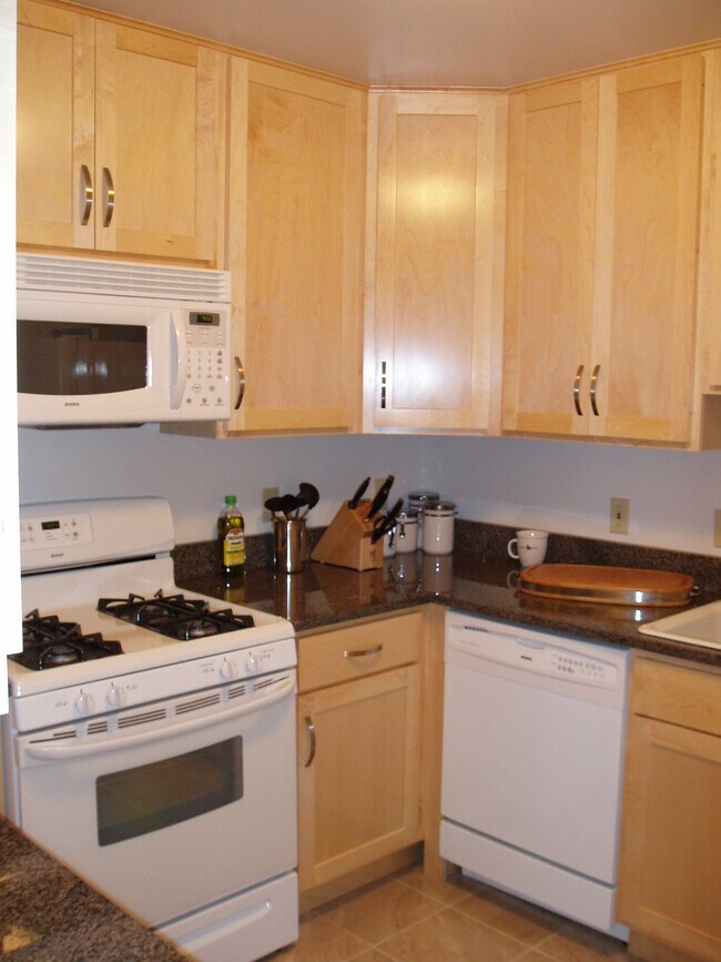 Kitchen - 4955 N Santa Monica Blvd Apartments Unit 1