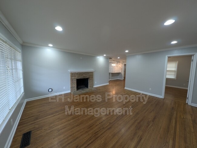 Photo - 1135 E 49th St