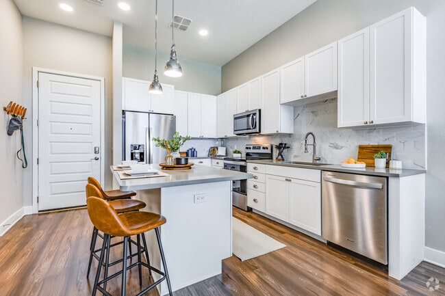 1 BR, 1 BA - 742SF