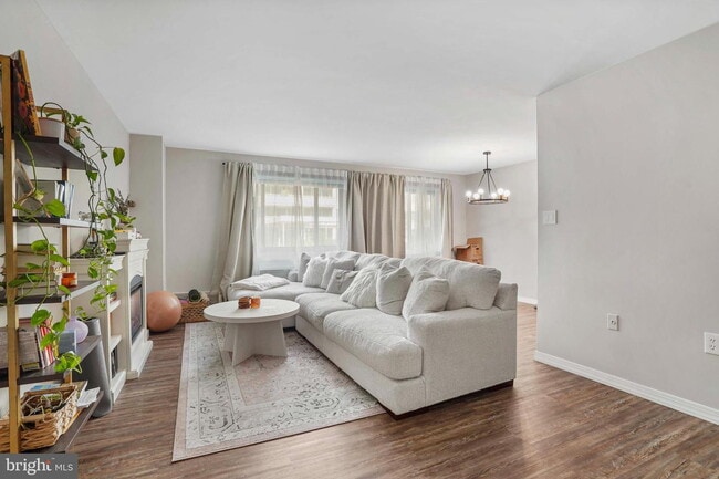 Photo - Welcome to this lovely and spacious fully remodeled 1 bedroom, 1 bath condo at The Cavendish Unidad 314