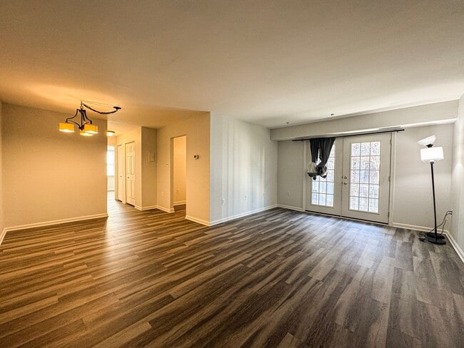 Building Photo - Spacious 1 Bed 1 Bath Condo With Balcony In Mayflower Square