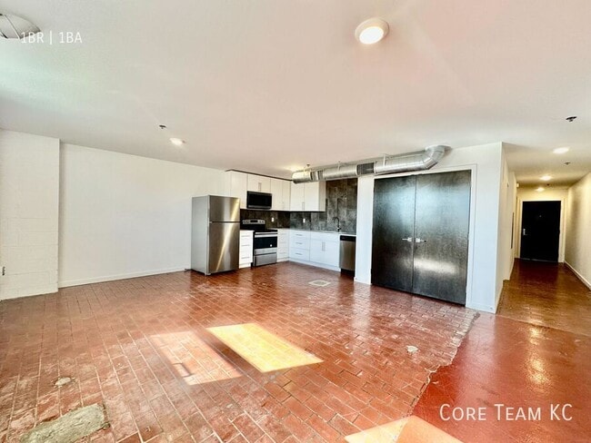 Building Photo - 1180 E 30th St Unit 227