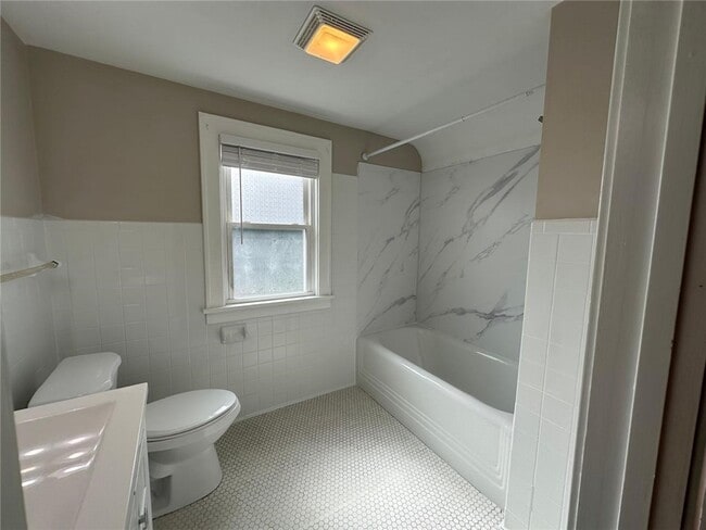 Building Photo - 44 Parkwood Rd Rental