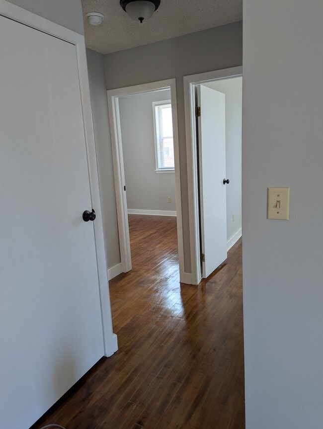 Hall - 1506 E 10th St Unidad 1506