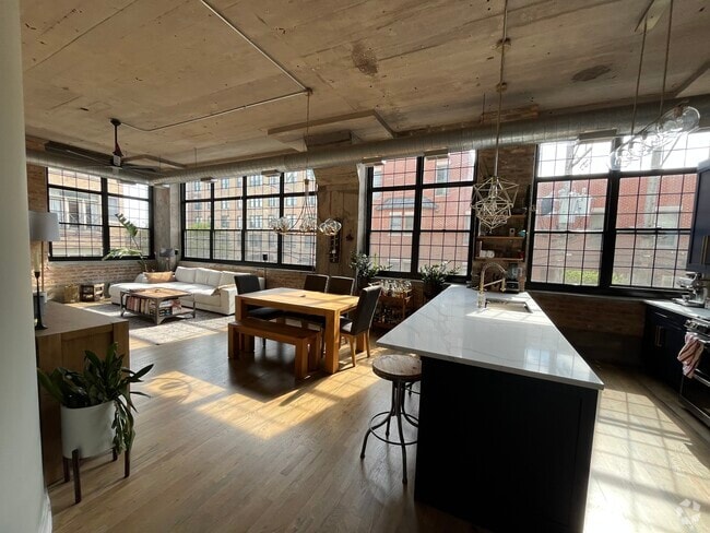 Building Photo - 17 N Loomis St Unit 2E Rental
