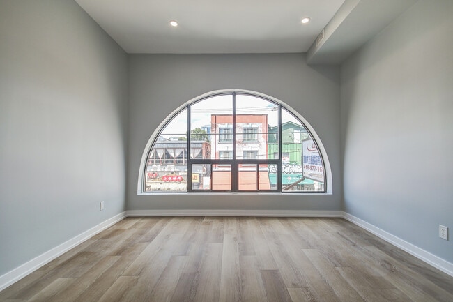 Building Photo - 453 Dundas St W