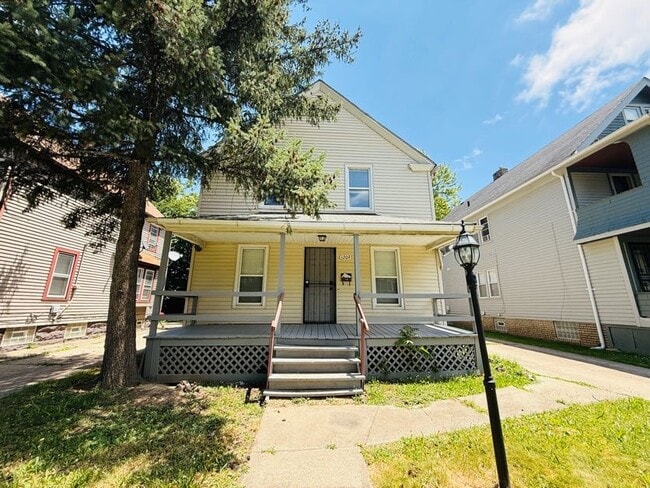 Building Photo - 1209 E 167th St
