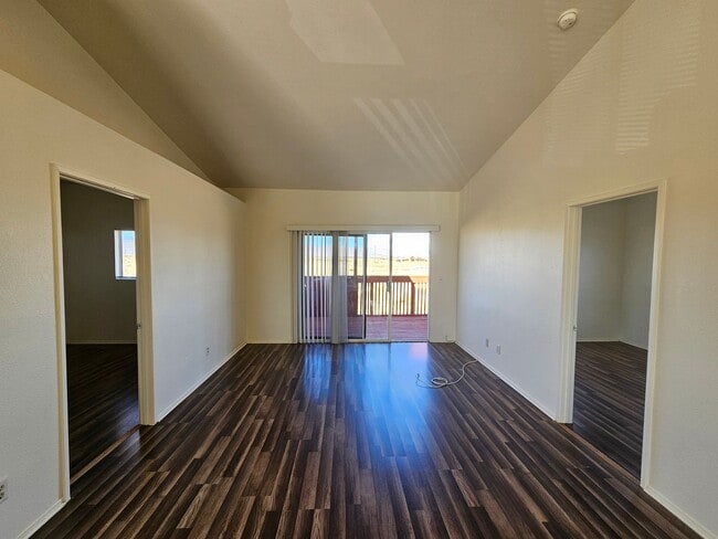 Photo - Upstairs/ Spacious/ 2 bedrooms / 2 bathrooms