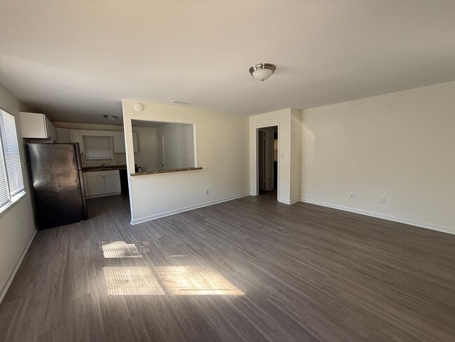 Photo - Cozy Pet-Friendly, 2-Bedroom, 1-Bath Duple... Unit 123 Lake Pl