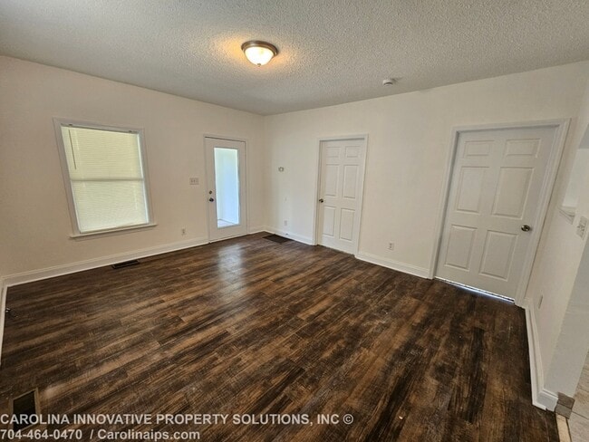 Photo - 610 N Pear St