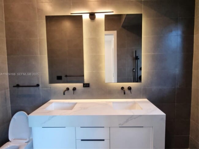 Photo - 810 NE 14th Pl