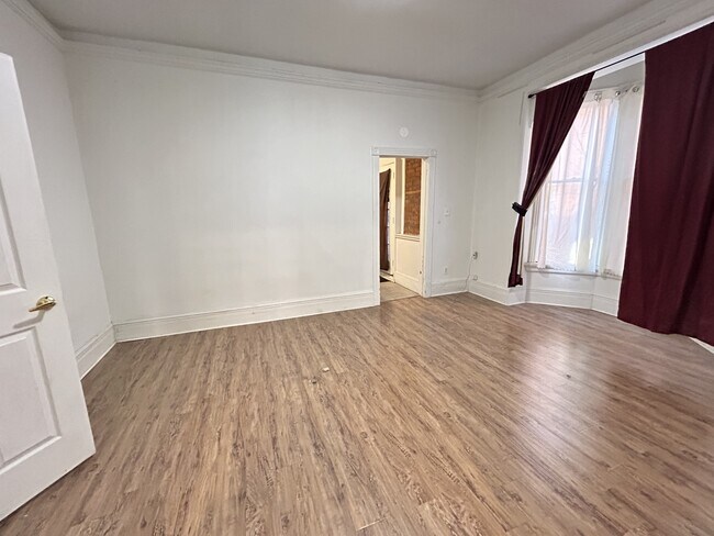 Photo - 46 Wentworth St S Unit 2 (Right)