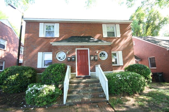 Building Photo - Spacious Second Floor Apartment / Huge Kitchen / Near Duke West and Downtown Unit C