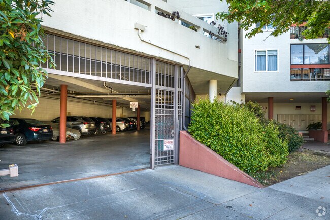 Entrada al garaje del edificio - 288 Whitmore St