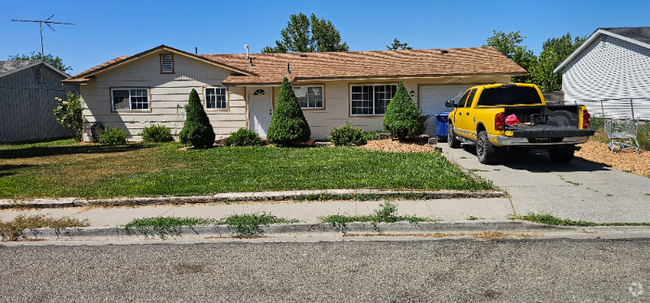 Building Photo - 712 18th Ave E Rental