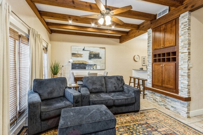 Photo - 1111 W 46th St