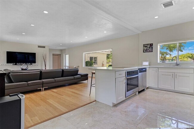 Photo - 535 SW 39th Ave