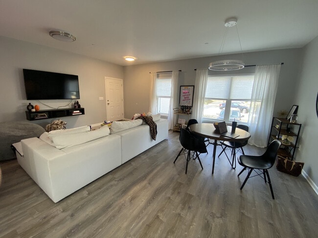 Photo - 302 S Lodge Ln Casa Adosada