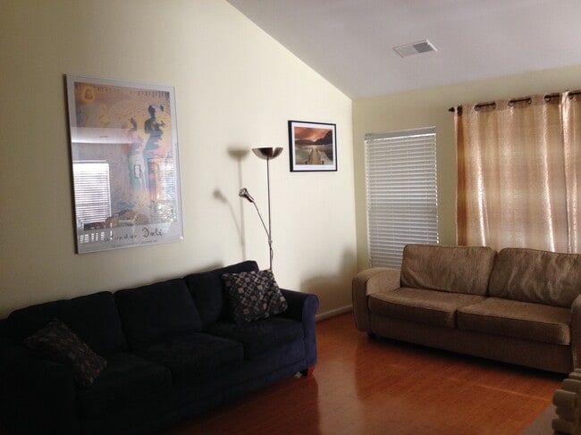 Building Photo - 4411 Silverbrook Ln Unit h301