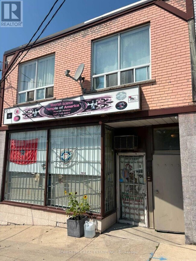 Photo - 2530 Eglinton Ave W