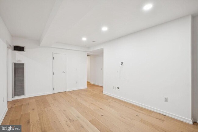 Building Photo - 219 S 18th St Unit 424