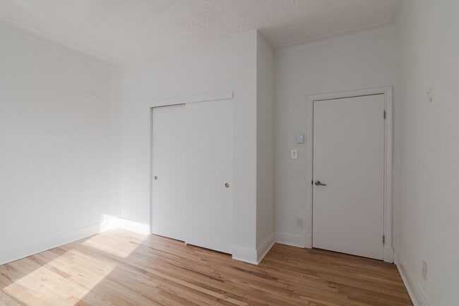 Photo - 4890 Queen Mary Road Unité 9