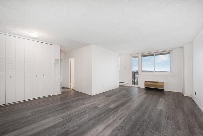 Building Photo - 100 Manhattan Ave Unit 2015