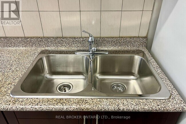 Photo - 274 Coxwell Ave