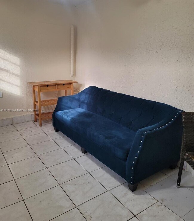 Building Photo - 3680 NW 20th Ct Unit 1