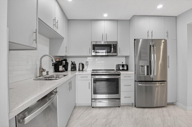 Building Photo - 7563 Glendevon Ln Unit 1306