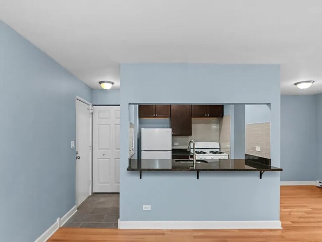 Photo - 3748 N Pine Grove Ave Unit #4,