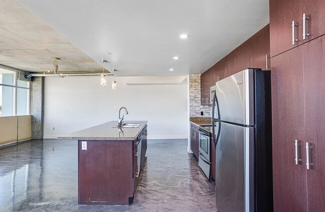 Photo - 1080 Park Blvd