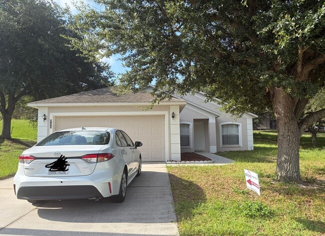 Building Photo - Spacious 3 Bd 2 Bth Home Available Now in Minneola!