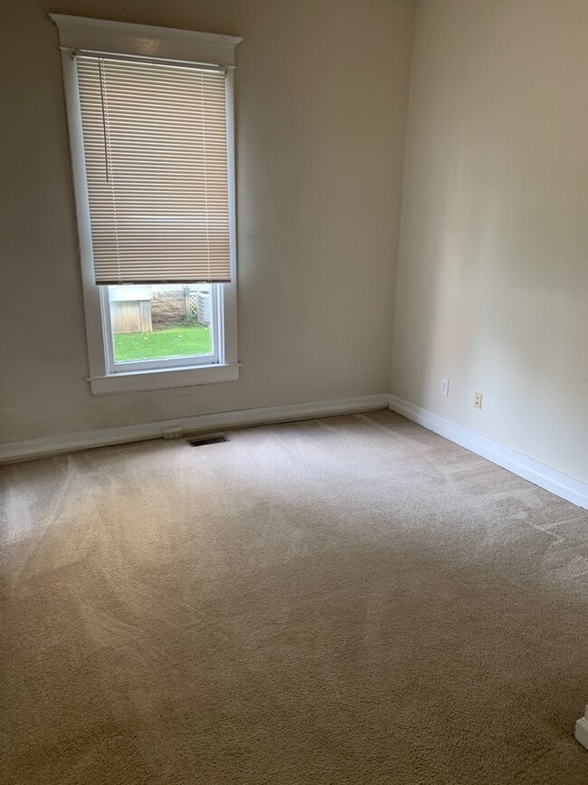 Building Photo - 424-1 E. Maxwell – Available Fall 2026 Unit 1 Rental