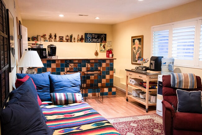 segunda habitación, dormitorio o salón - 4766 Geranium Pl